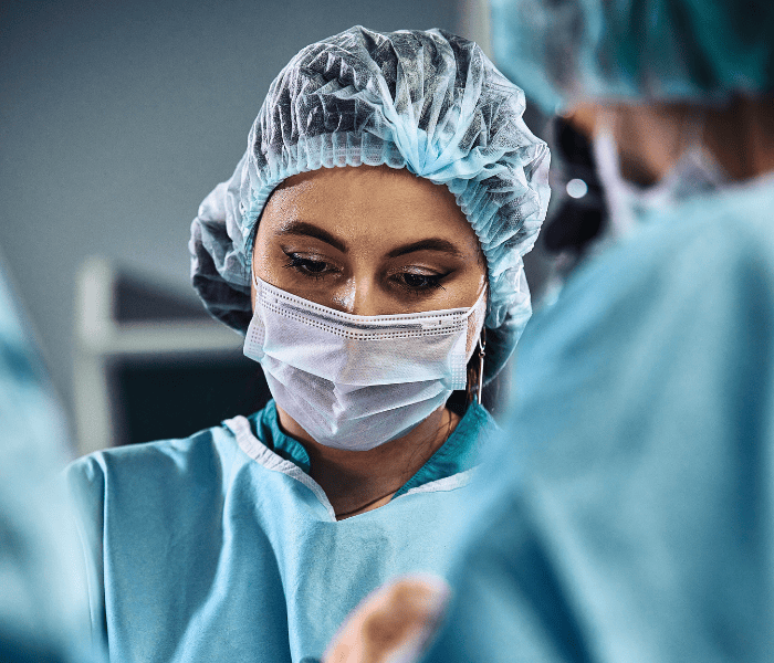 Pablo Rebouças trabalhando com médicos